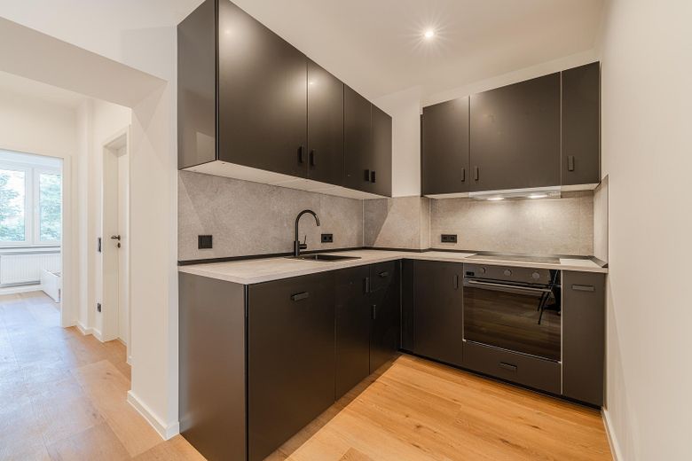 Kernsanierte 2-Zimmer-Wohnung in Derendorf | HSD | Einbauküche | teilmöbliert – Küche Ansicht 1