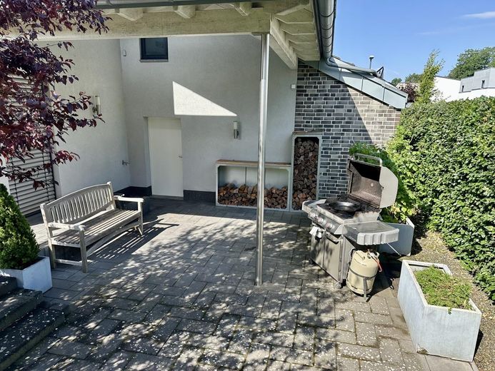 Modernes Wohnen für Familien: Freistehendes A+ Einfamilienhaus mit großzügigen Außenflächen – Terrasse
