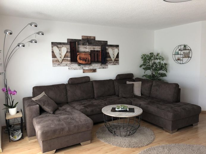 झील के किनारे शांत आवास: 17111 Sommersdorf में बगीचे वाला सुंदर पंक्ति-घर – Wohnzimmer