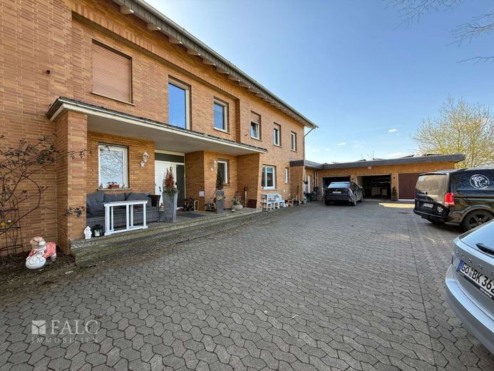 ***Hullersen - Modernisiertes Mehrfamilienhaus mit 6 Wohneinheiten auf üppigem Grundstück*** – Außenansicht