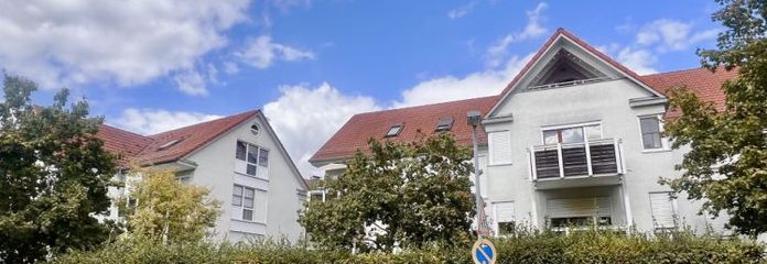Affascinante appartamento al piano terra di 2 locali con porzione di giardino privata e posto auto in autorimessa interrata