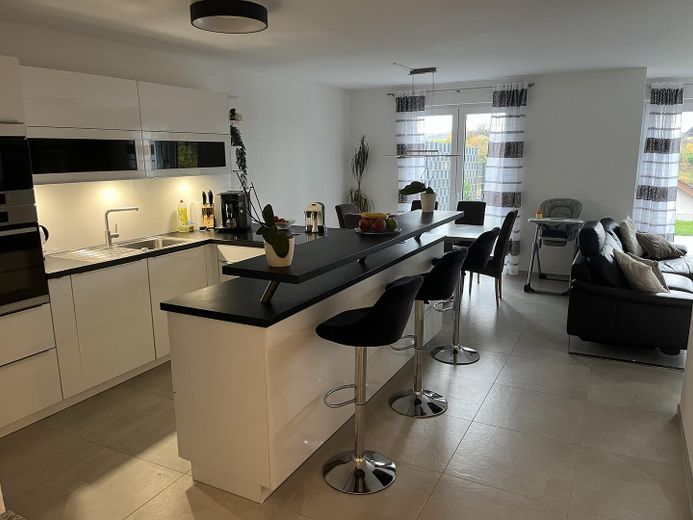 Exklusive 4-Zimmer-Gartenwohnung im Neubau mit großzügigem Garten, Einbauküche & E-Auto-Stellplatz – Foto 4