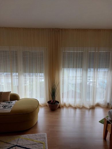 Gut gepflegtes Reihenhaus mit Grasdach – Arbeitszimmer