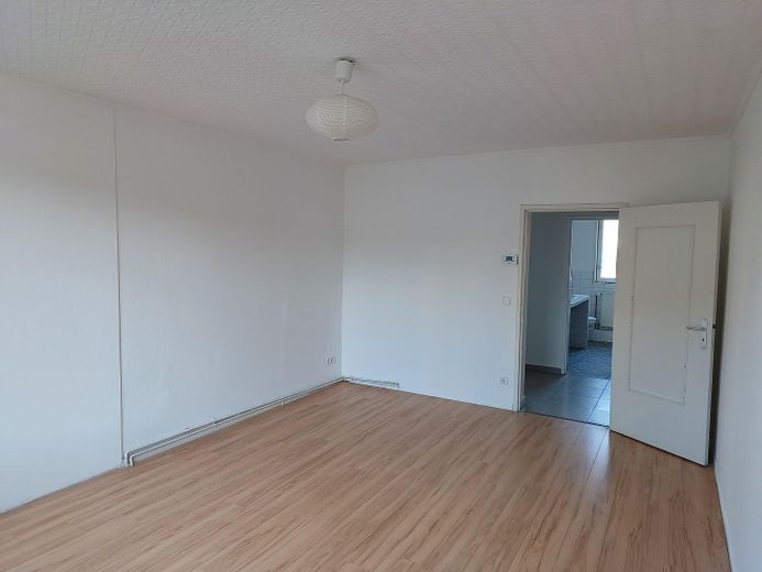 Provisionsfrei: Eigentumswohnung 2-Zimmer 5. Etage mit Balkon und Blick auf den Rathausturm Spandau – Wohnzimmer