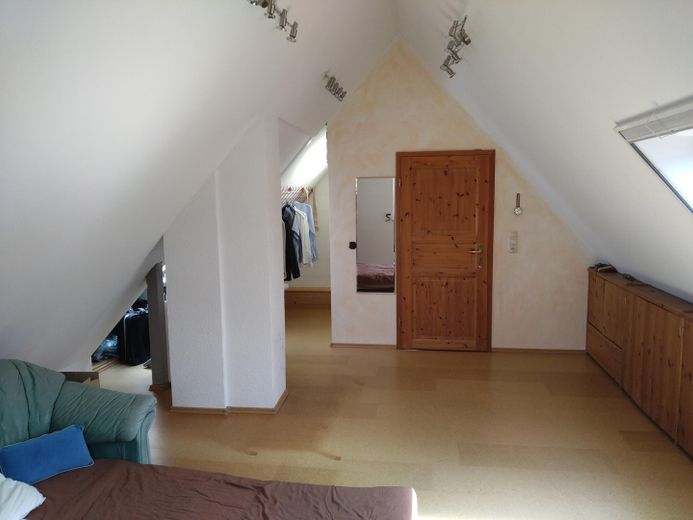 Per famiglie, casa unifamiliare indipendente a Eckental Brand da privato – Dachgeschoss mit Ankleide li.