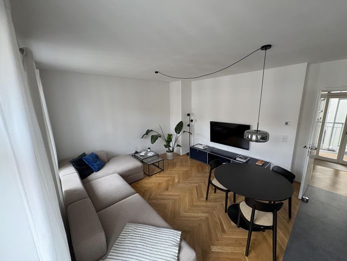 Apartamento de 3 habitaciones recién reformado, con cocina equipada de lujo y amplio balcón, en alquiler – Foto 3
