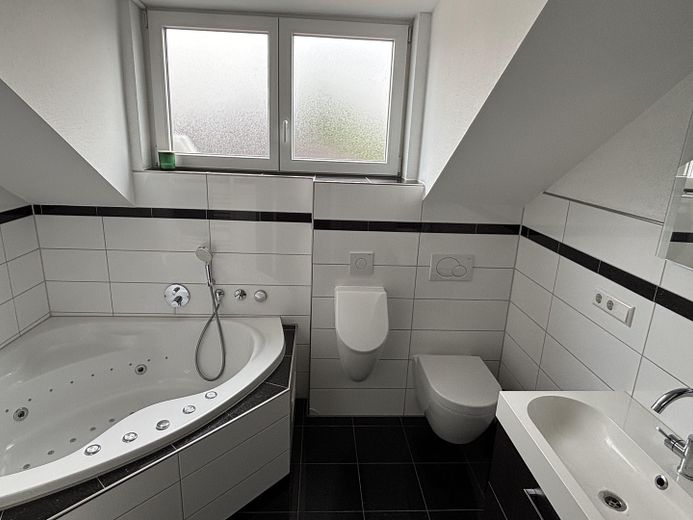 Hoogwaardig gemoderniseerd 3-kamerappartement op de bovenste verdieping met balkon, garage & parkeerplaats – Tageslichtbad mit Jacuzzi