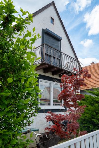 Provisionsfrei - Bezugsfertiges Einfamilienhaus mit großem Garten und Erweiterungspotenzial – Hausansicht Straßenseite 