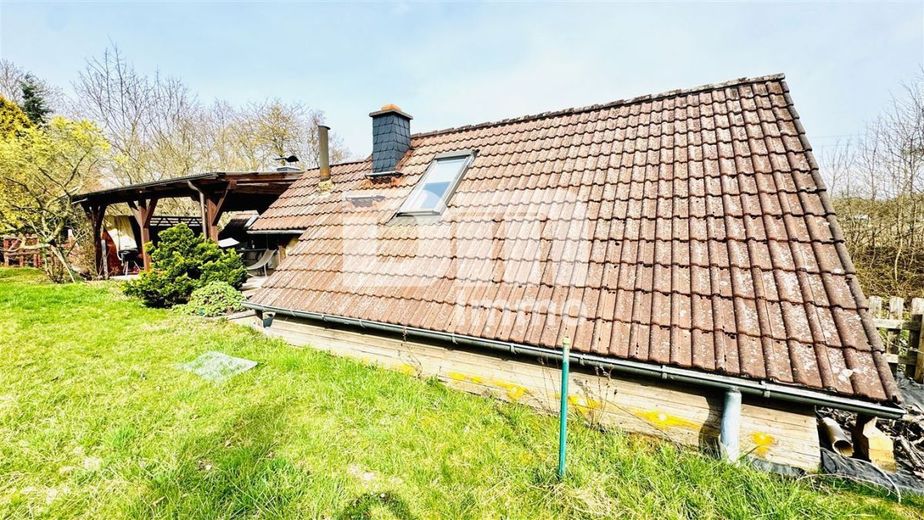 (R)eserviert! Einfamilienhaus am Ortsrand mit großem Grundstück, Carport – Rückansicht