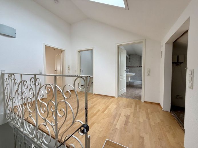 Fröndenberg: Zweifamilienhaus mit üppigem Platzangebot für die gesamte Familie plus separater Garage – Dachgeschoss: Flur