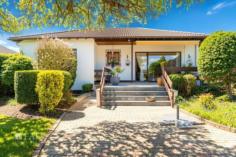 Bungalow auf 1289 m² Grundstück mit Pool – Haus von hinten