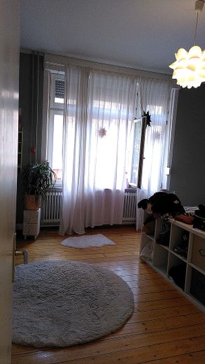 Großzügige Wohnung mit Hinterhof-Terrasse in Bahnhofsnähe – Schlafzimmer, Blick zur Straße