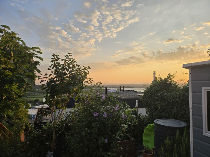 Einfamilienhaus in traumhafter Lage mit Panoramablick auf Bodensee und Schweizer Berglandschaft – Aussicht vom Garten 