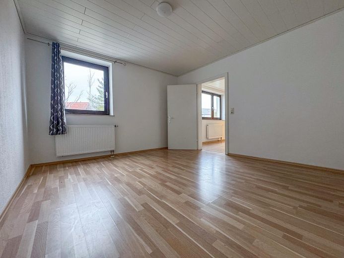 Wszechstronna posiadłość z domem mieszkalnym, halami magazynowymi & dużym podwórzem – Einliegerwohnung Schlafzimmer