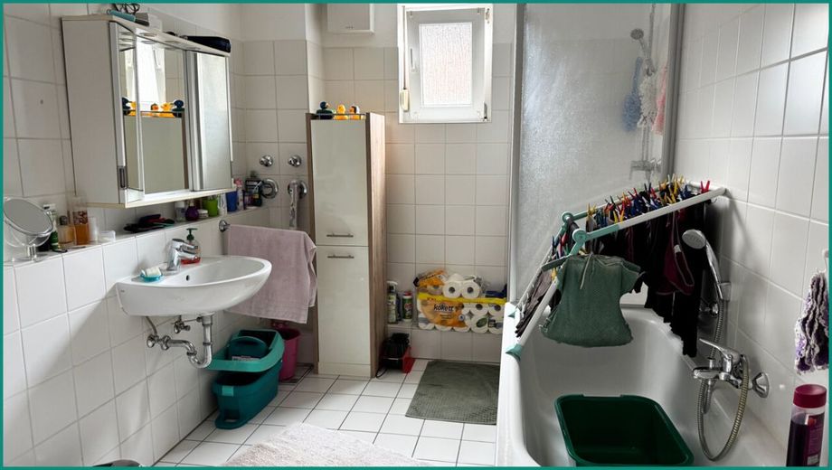 DREIFAMILIENHAUS IM STADTZENTRUM VON REMSCHEID - 2 WOHNEINHEITEN VERMIETET - MÖGLICHKEIT ZUM EIGENNUTZ – Badezimmer mit Dusche im 1. Obergeschoss
