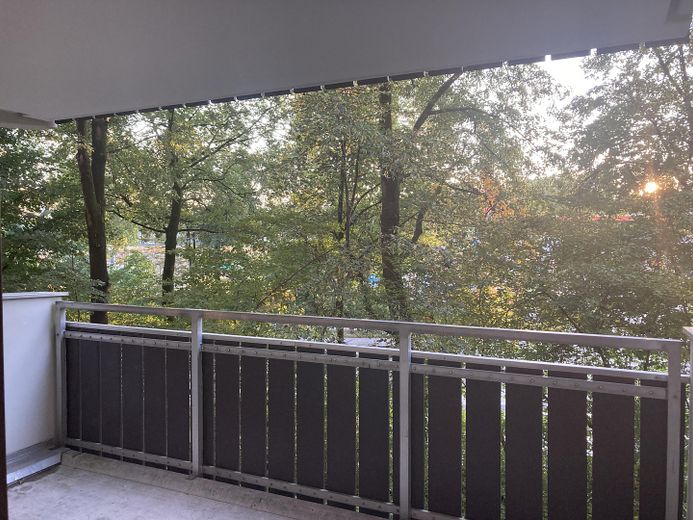 Zentrale, voll möblierte 2-Zi-Wohnung Küche Bad Balkon Internet – Balcony / Balkon