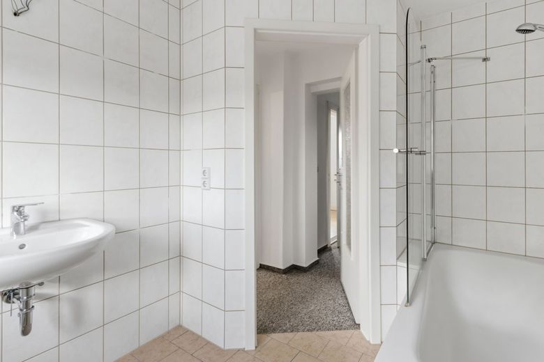 "Schollehaus" gesucht?
Reihenendhaus mit kleinem Garten und Garage – Bad