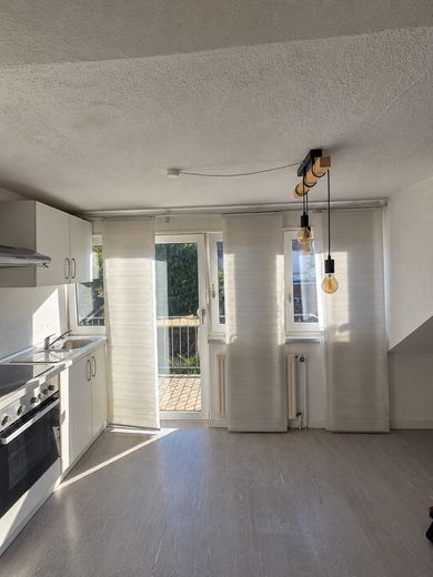 Gemütliche 2-Zimmer-Dachgeschosswohnung mit Balkon und Einbauküche in ruhiger Lage – Foto 2