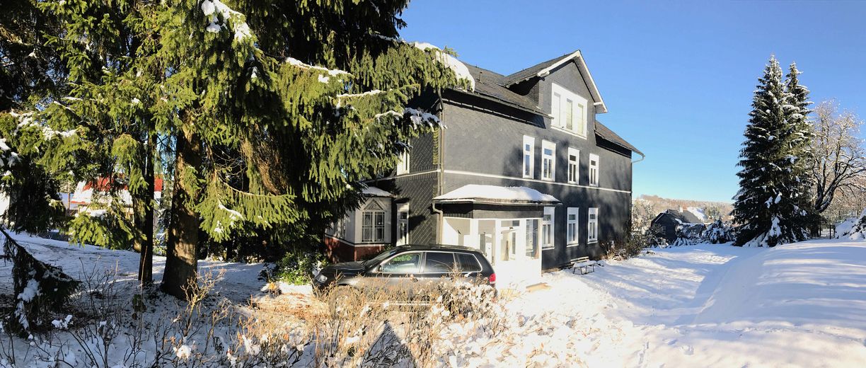 Schmiedefeld - 3-Raum-Whg in Landhausvilla - Wo andere Urlaub machen – Winter Hausansicht vom Garten
