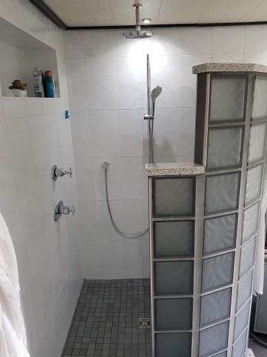 Top Maisonettewohnung mit Balkon, EBK und Klimaanlagen zu vermieten – Duschtempel