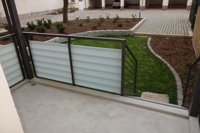Abitare con stile in una casa a risparmio energetico – eigener Garten mit Stellplatz