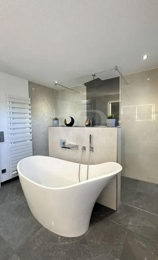 Villa urbana con estilo, tecnología moderna y confort exclusivo – Badezimmer