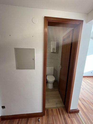 Blick von der Küche ins Badezi