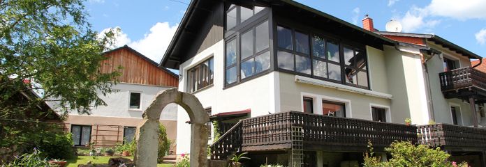 3 Familienhaus und ein separates Ferienhaus/Wohnung – Ansicht - West