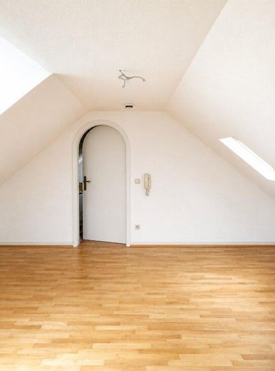 Aussergewöhnliche 3,5-Zi-Maisonette-Wohnung, 2 Wohnebenen, Stadtrandlage, offener Kamin,Einzelgarage – Galerie DG-Tür zur Galerie