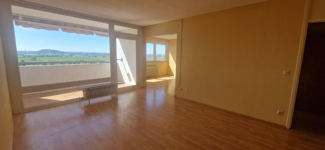Bezugsfreie 4-Zi.-Wohnung inkl. TG-Stellplatz & Traumaussicht! – Ausblick Wohnzimmer