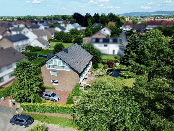 Grüne Oase mitten in Preußisch Oldendorf - Familienhaus mit viel Raum und Charme – Seitenansicht