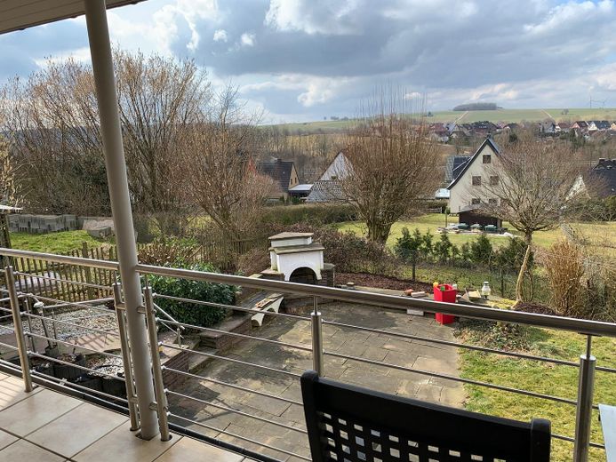 gr. Balkon vor dem Wohnzimmer 