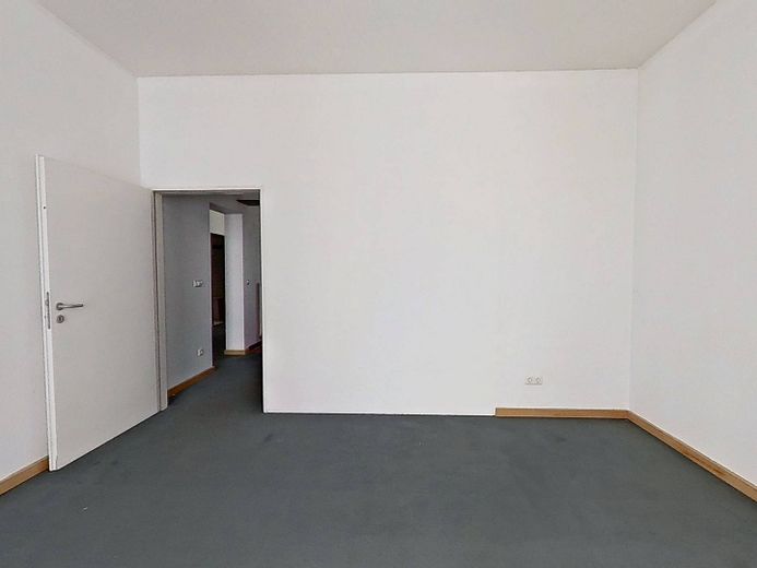 Die Blätter fallen, die Miete auch - 1 NKM als Herbstgeschenk: Attraktive 3-Zimmer-Wohnung mit Einbauküche und 2 Balkonen ++ – Ansicht II: Wohnzimmer