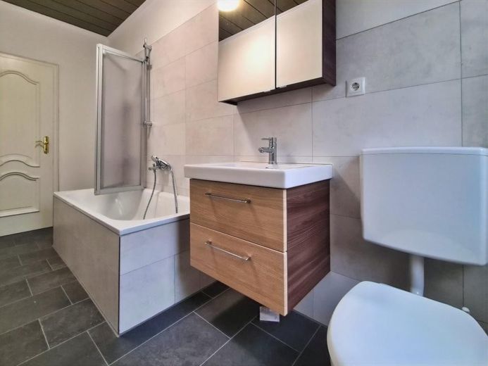 Helle 3 Zimmer Wohnung in zentraler Lage mit Balkon – Badezimmer