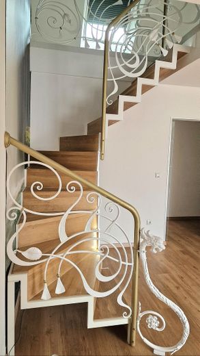 Neues Glück 🏡 Neues Zuhause – Designer-Treppe