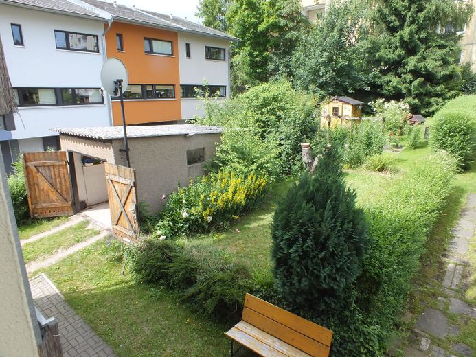 1 ZKB + Balkon in Zwickau-Auerbach, Dachgeschoss-Wohnung mit EBK – Blick aus Wohnung in d. Garten