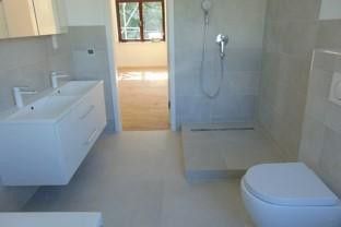 Traumvilla am See mit Einliegerwohnung – Masterbad 1. OG