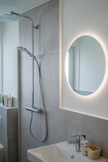 Erstbezug: hochwertige & energetische Sanierung – 3-Zimmer-Wohnung mit Garten, Bonn-Ippendorf – Bad mit Regendusche