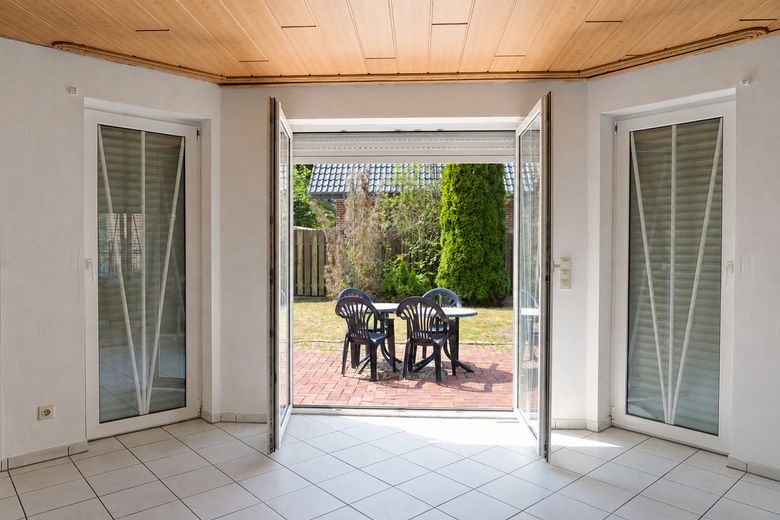 Freistehendes Einfamilienhaus mit Südgarten, großzügiger Garage & ausgebautem Dachgeschoss – Wohn-& Essbereich