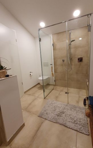 Bad mit bodenebener Dusche