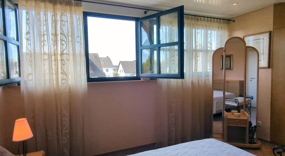 Exceptional Detached House in a Dream Location on the Edge of Open Fields – Hauptschlafzimmer