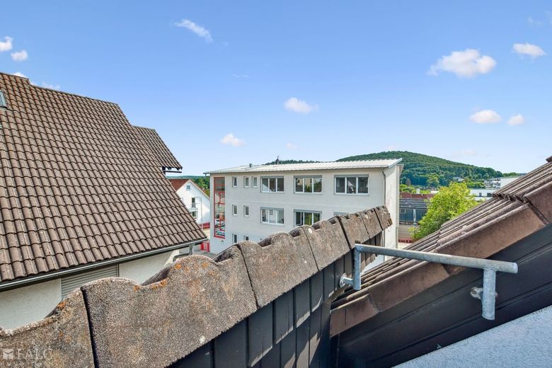 Charmante 3,5-Zimmerwohnung im 2. OG in ruhiger Lage – Loggia mit Blick in die Berge