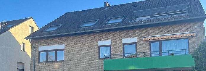 Appartamento modernamente attrezzato con cucina e vista panoramica in una tranquilla strada senza uscita – Vorderansicht