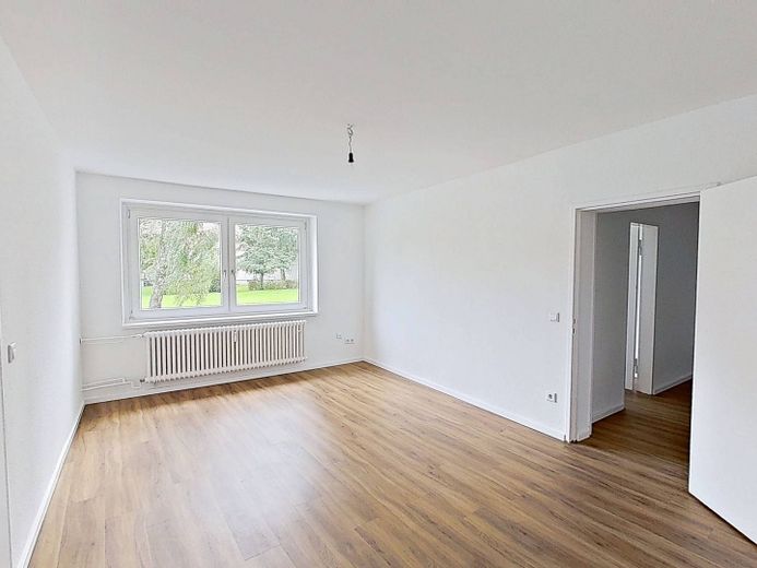 Cocina equipada y baño con bañera: moderno apartamento de 3 habitaciones en el sur de Flensburg – Ansicht I: Wohn- und Esszimmer