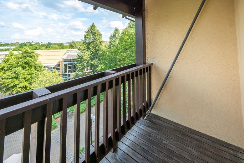 Lichtdurchfluteter Wohnkomfort in Uni-Bestlage – 90 m² mit 3 Balkonen & TG-Stellplatz – Balkon Schlafzimmer