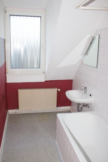 Preissenkung: Von Privat, 3 Zimmer mit 25 m² "Ausbaureserve" im DG zentrale Lage in FFM Höchst – Bad