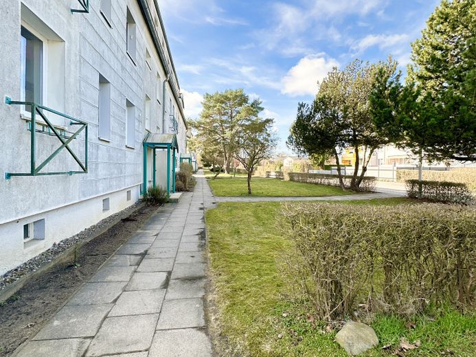 Vermietete 3-Zimmer-Wohnung mit Einbauküche und Südbalkon – Kapitalanlage in Bützow – Aussen Eingangsbereich 