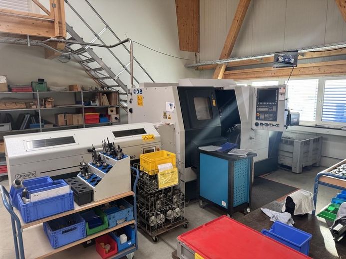 Komplett ausgestattete CNC-Fertigung – sofort produktionsbereit (Plug & Produce) – CNC drehen 2 Stangenzuführer