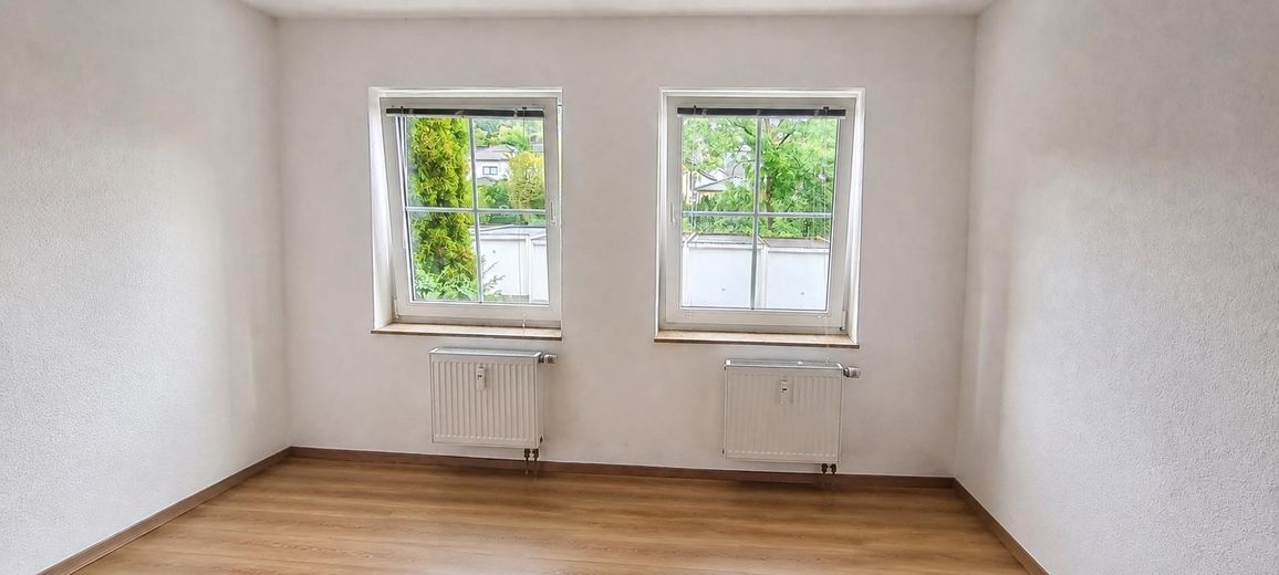 Uni-nahes 1-Zimmer-Apartment | inkl. Stellplatz | ab 15.10. – Wohnraum Fensterseite