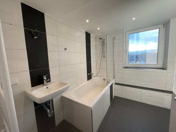 Appartamento di 3 locali con stufa in maiolica e bagno con luce naturale – Foto 1